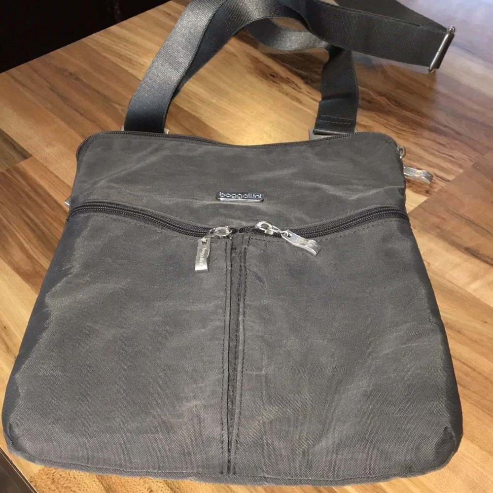 Baggallini HRZ649 Horizon Crossbody Charcoal Nylon